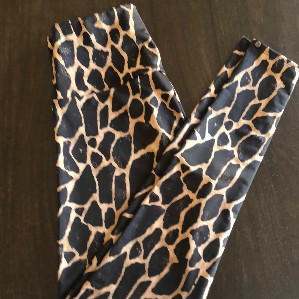 Onzie S/M giraffe print leggings 7/8 length